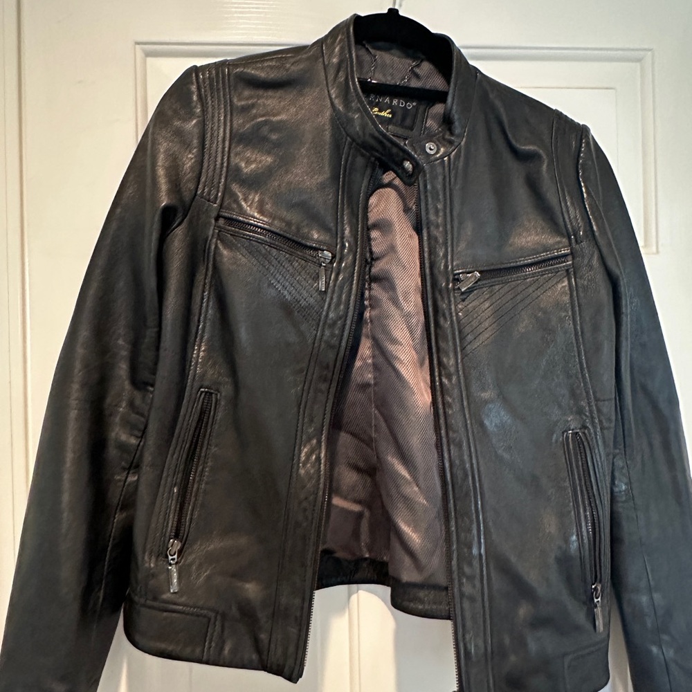 Bernardo Black Lightweight Shirt Jacket with Fitted Silhouette